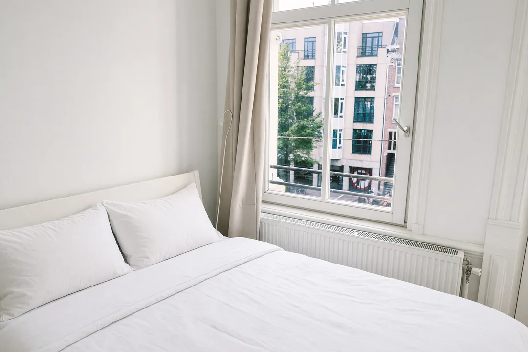 Schlafzimmer – Nachher · KI-bearbeitet: Kleiderberg weg, Bett gemacht, Licht korrigiert