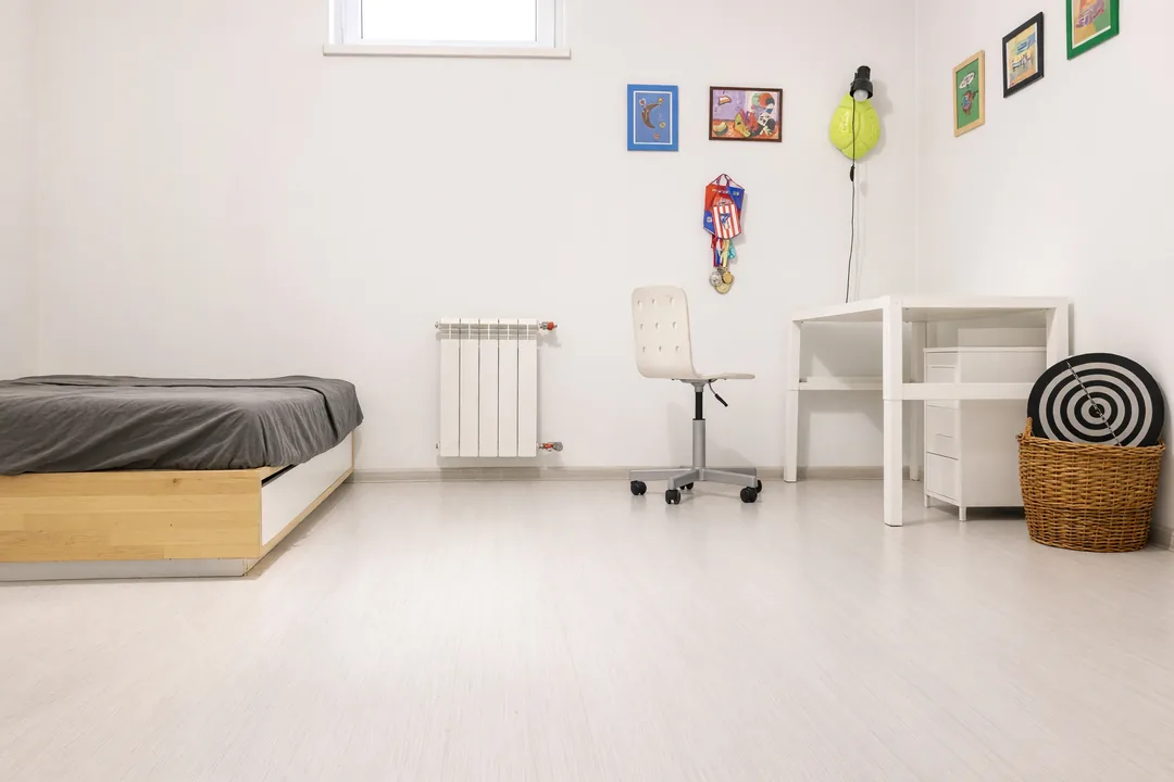 Kinderzimmer – Nachher · KI-bearbeitet: Zeichnungen, Ball und Kisten weg, Möbel bleiben
