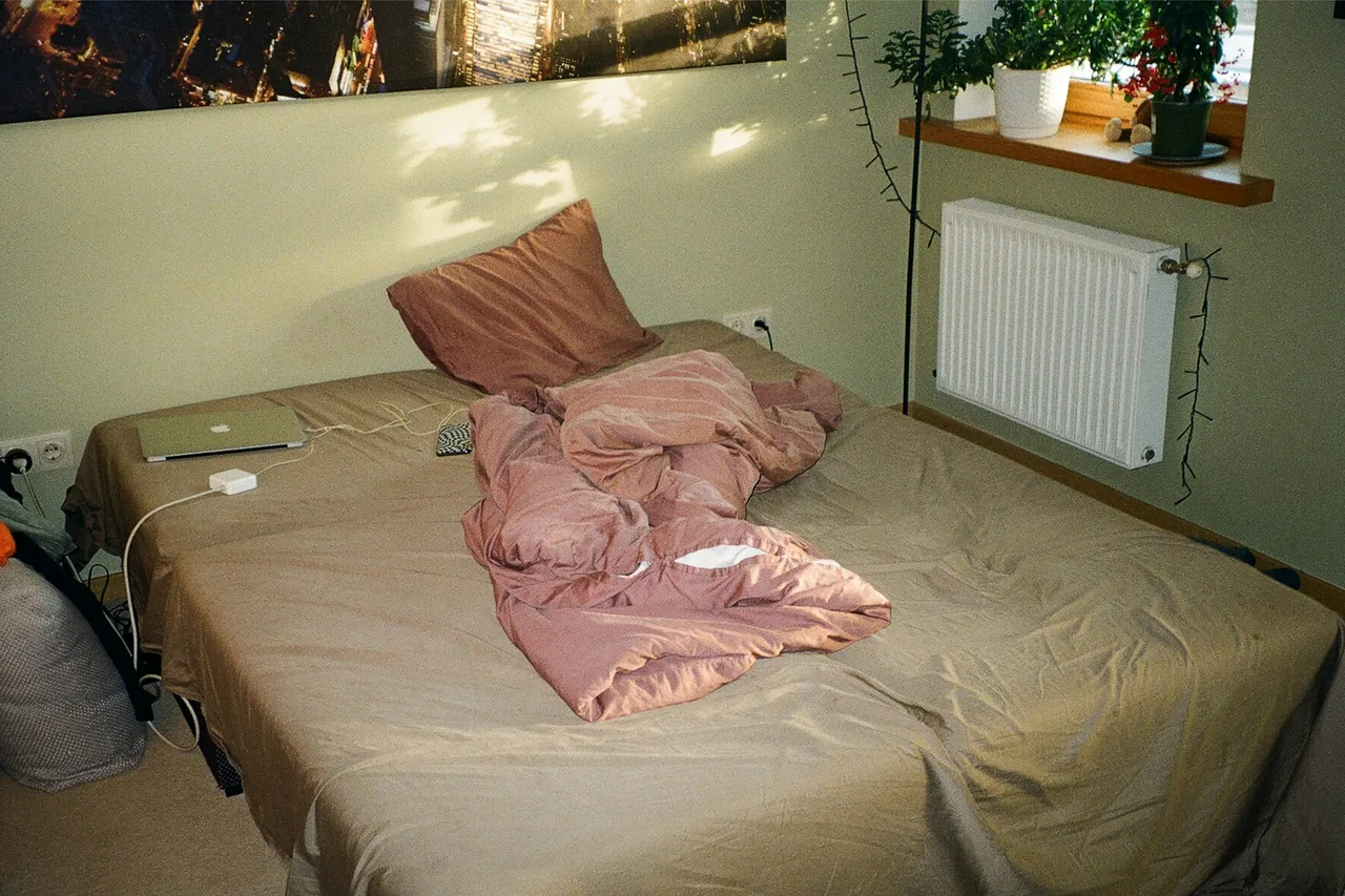 Schlafzimmer – Vorher (Originalfoto)