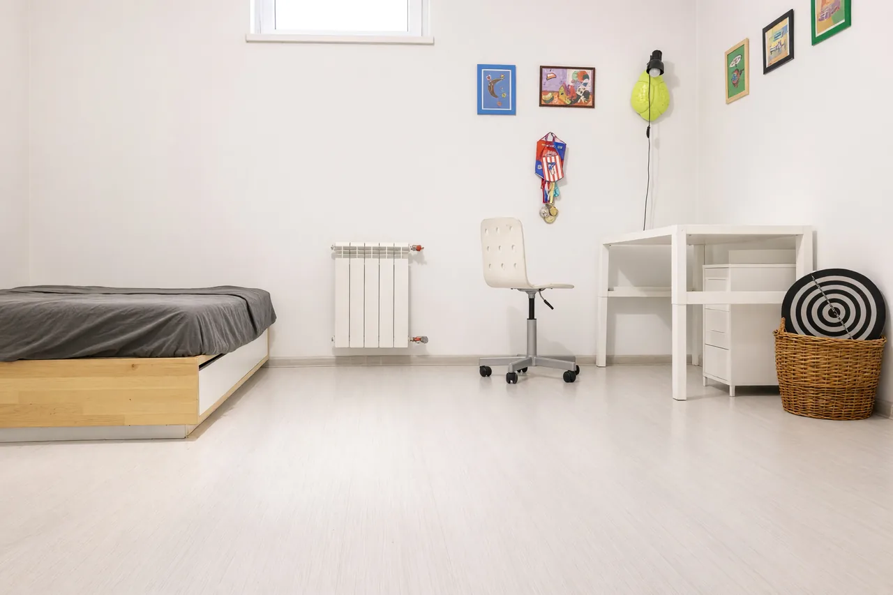 Kinderzimmer – Nachher · KI-bearbeitet: Unordnung entfernt, Licht und Perspektive korrigiert