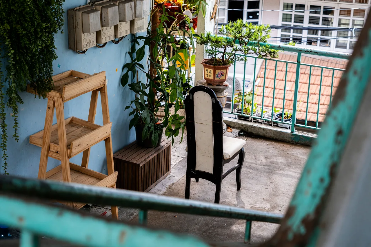 Balkon – Nachher · KI-bearbeitet: Unordnung entfernt, Licht und Perspektive korrigiert